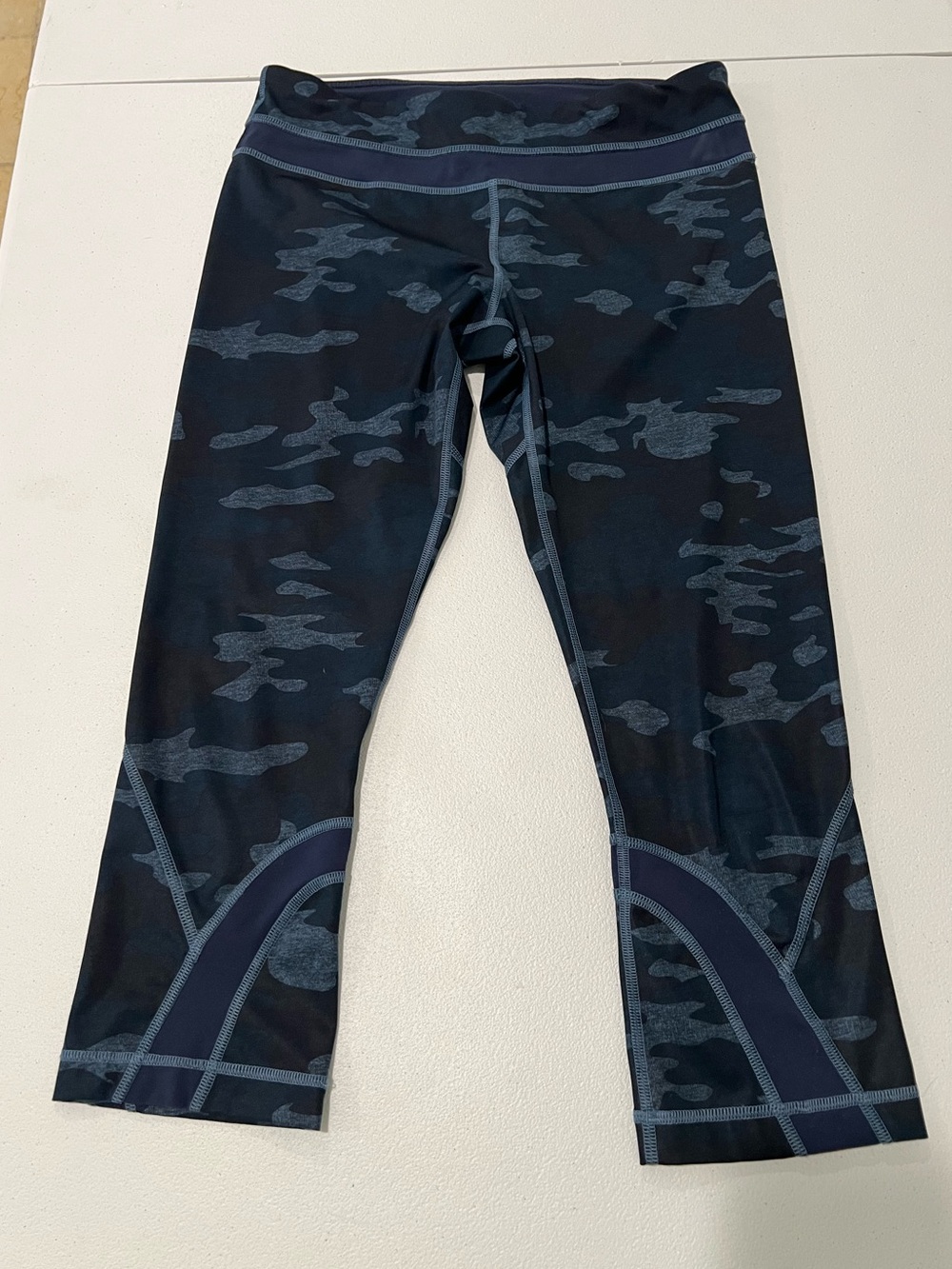 LULULEMON Cropped Camo Athletic Leggings Charcoal 8